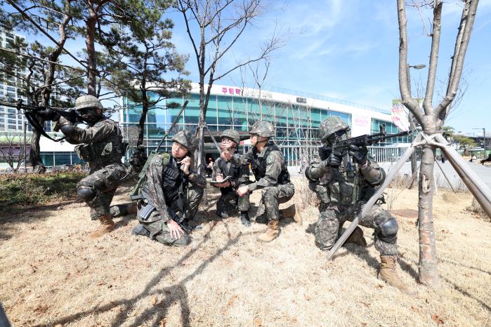 육군73보병사단과 55보병사단이 19일 구리역 일대에서 다중이용시설 테러 대응 민·관·군·경·소방 합동훈련을 하고 있다. 조용학 기자