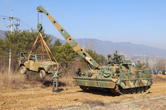 육군21보병사단이 19일 백두과학화훈련장에서 실시한 장애물 개척·기동향상 태스크포스 통합 야외기동훈련에서 구난전차가 전투 피해 차량을 옮기고 있다. 부대 제공