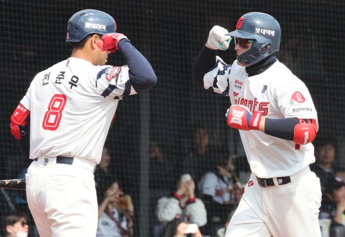 19일 부산 사직야구장에서 열린 프로야구 두산 베어스와 롯데 자이언츠의 시범경기에서 롯데 윤동희가 2회 말 2점 홈런을 친 뒤 홈으로 들어오면서 전준우의 환영을 받고 있다. 연합뉴스