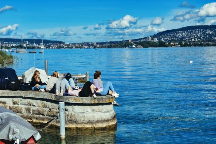 페리를 기다리며 한갓진 시간을 보내는 학생들. 취리히에서 대중교통은 단순한 이동수단을 넘어 자연과 일상을 연결하는 통로다. 필자 제공