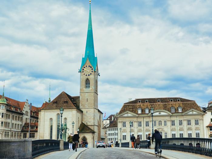 마르크 샤갈의 스테인드글라스 창으로 유명한 프라우뮌스터.