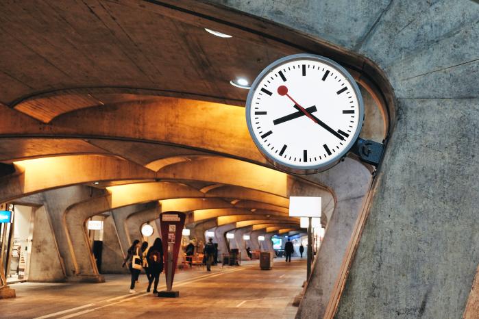 스위스 기차역마다 걸려 있는 빨간 동그라미 초침 시계. 한스 힐피커가 설계했다.