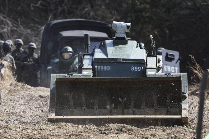 <br>육군1공병여단 장병들이 지난 19일 경기 파주시 위험성폭발물개척팀(EHCT) 훈련장에서 실시한 지하시설 작전 시범식 교육에서 MV4 원격조종 지뢰제거장비를 이용해 기동로의 장애물을 제거하고 있다.