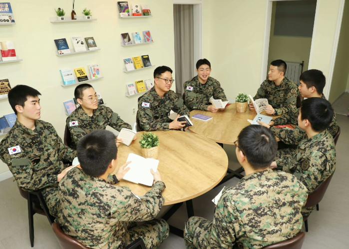 육군특수전사령부 흑표부대 김원식(윗줄 가운데) 소령이 전우들과 독서 모임을 하고 있다.