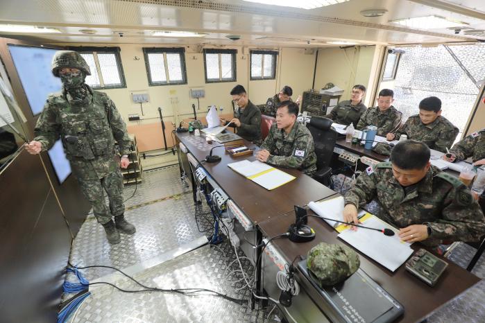 육군1기갑여단이 지난 16~18일 개최한 대대 전투수행 챌린지에서 조현민(맨 왼쪽) 대위가 작전 계획을 브리핑하고 있다. 사진 제공=김병찬 중위
