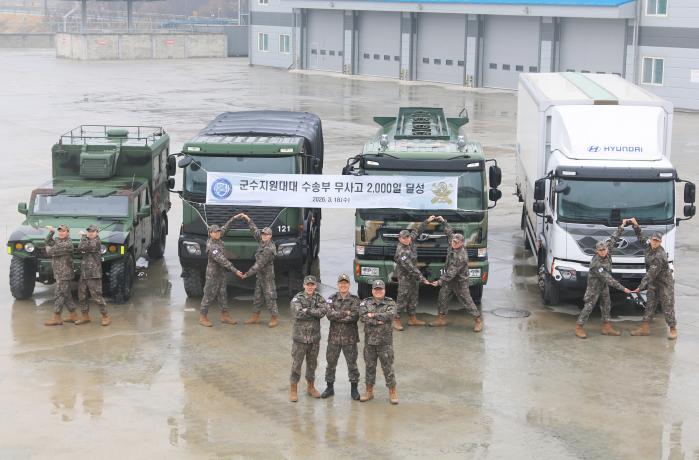 육군11기동사단 투호여단 군수지원대대 장병들이 차량 무사고 2000일 달성 기념촬영을 하고 있다. 부대 제공