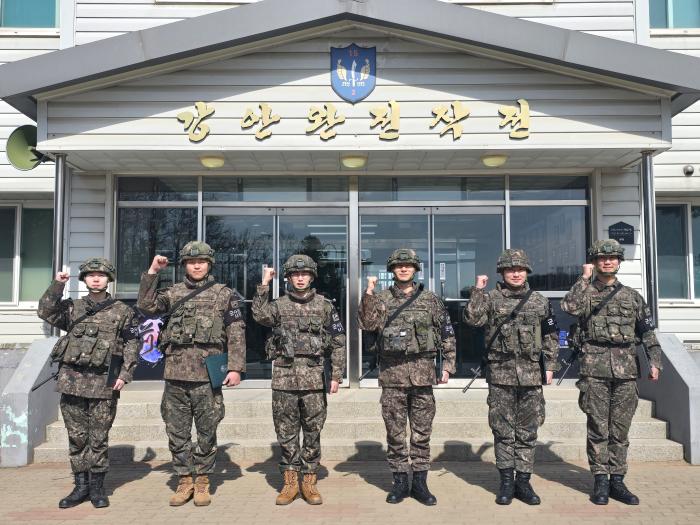 민간인출입통제선 철책을 넘으려 한 미상 인원을 조기 검거하는 데 이바지한 육군1보병사단 장병들이 완벽한 경계작전 수행을 다짐하며 파이팅을 외치고 있다. 사진 제공=기하임 중위