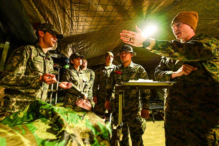 해병대2사단 26-1차 KMEP 연합 의무훈련에서 한미 해병대 의무요원들이 이동전개형 의무시설에서 환자를 응급처치하고 있다. 부대 제공