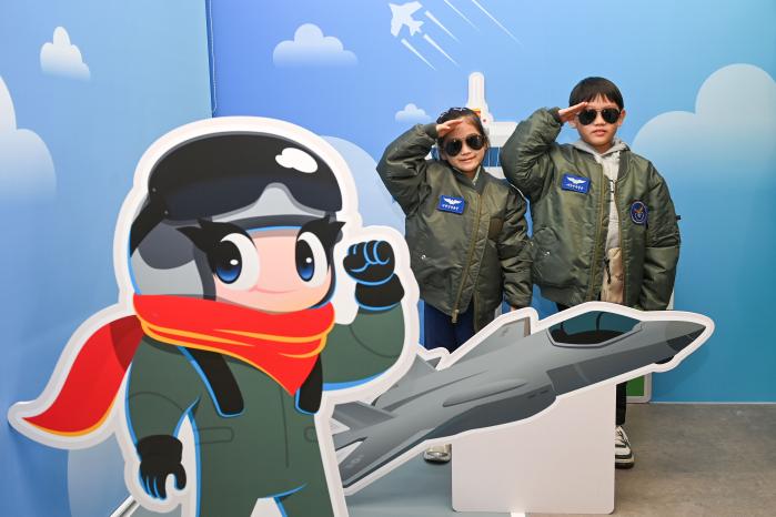 공군사관학교 국립공군박물관 어린이체험관에서 성무어린이집 원생들이 항공 체험 프로그램에 참여하고 있다.