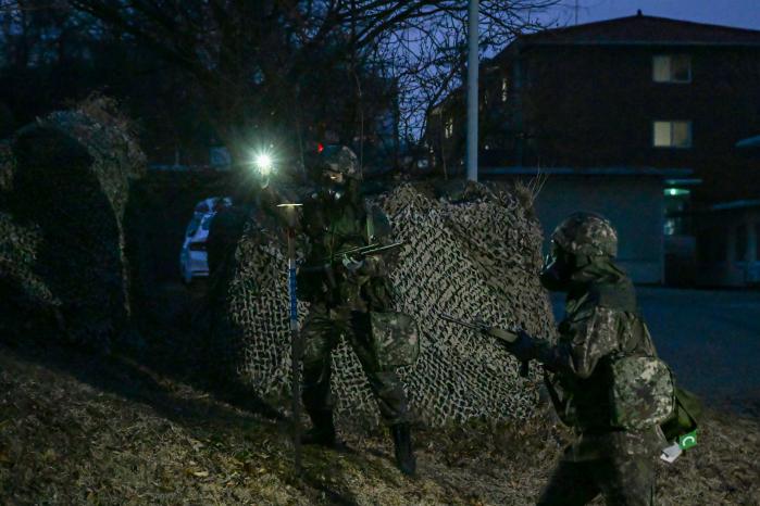 공군3미사일방어여단 초기정찰조가 26-1차 전투태세훈련(ORE) 중 화생방 오염을 탐측하고 있다. 부대 제공