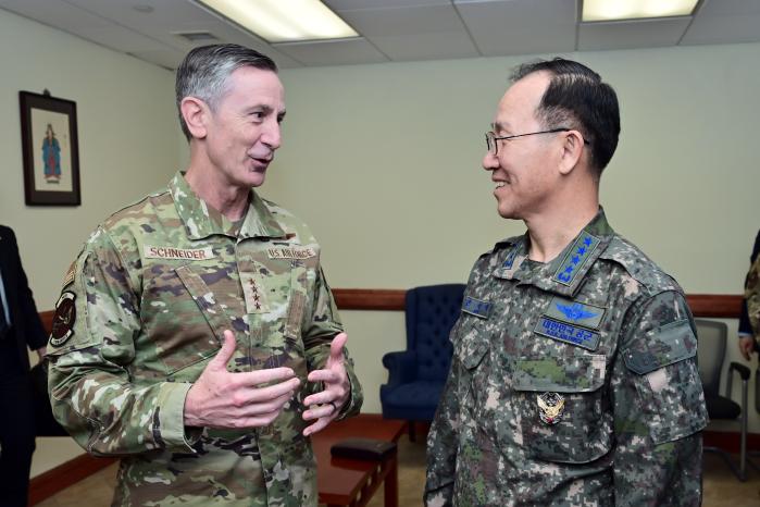 손석락(오른쪽) 공군참모총장이 20일 케빈 슈나이더 미태평양공군사령관과 만나 양자대담을 하고 있다. 공군 제공