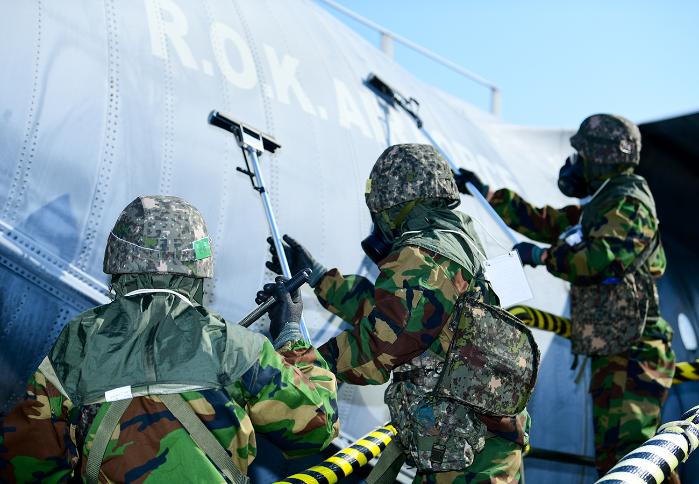 공군15특수임무비행단 장병들이 2026년 전투지휘검열(ORI) 중 화학작용제로 오염된 항공기를 긴급제독하고 있다. 사진 제공=김기호 원사