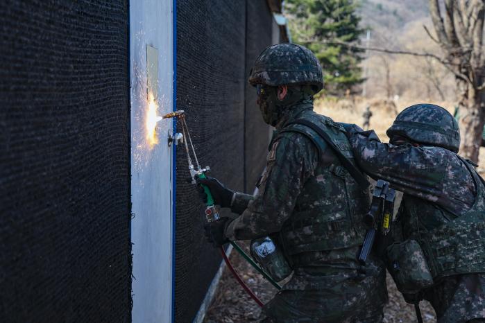 지하시설 출입구를 개척 중인 장병.