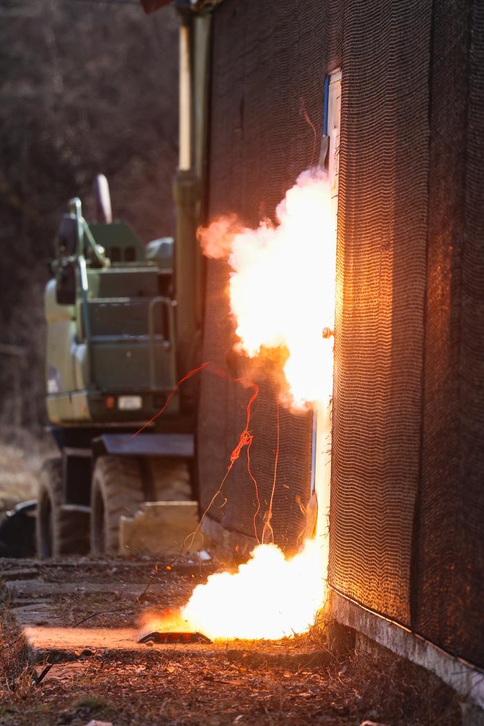 목표 지역을 무력화하기 위해 설치된 폭약이 폭발하고 있다.