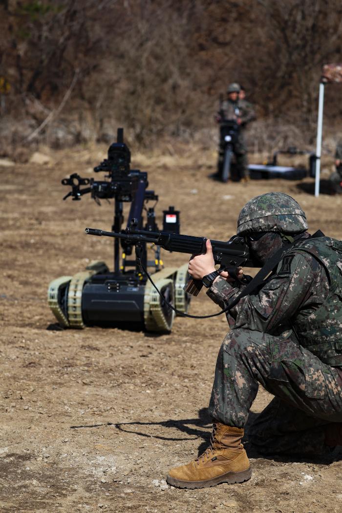 육군1공병여단 장병이 지난 19일 경기 파주시 위험성폭발물개척팀(EHCT) 훈련장에서 펼쳐진 지하시설작전 시범식교육에서 폭발물탐지제거로봇이 기동하는 동안 경계 자세를 하고 있다.