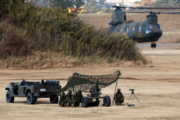 지난 1월 일본 도쿄 인근 후나바시의 나라시노 캠프에서 일본 지상 자위대와 주일 미군이 연합훈련을 하고 있다. EPA=연합뉴스
