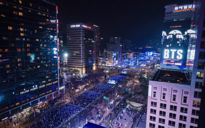 3년9개월 만에 완전체로 돌아온 그룹 방탄소년단(BTS)이 21일 서울 광화문 광장에서 정규 5집 ‘아리랑(ARIRANG)’ 발매를 기념해 ‘BTS 컴백 라이브: 아리랑’ 공연을 하고 있다. 연합뉴스