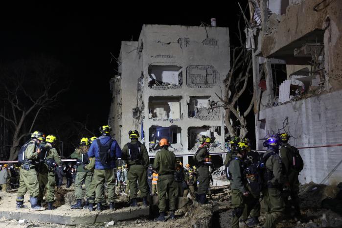 이스라엘 구조대원들이 22일(현지시간) 남부 아라드에서 이란 미사일 공격 현장을 조사하고 있다. 이스라엘의 응급구조 기관인 마겐 다비드 아돔(MDA)은 이란의 미사일 폭격으로 피해를 입은 부상자가 75명으로 늘어났다고 발표했다. EPA·연합뉴스