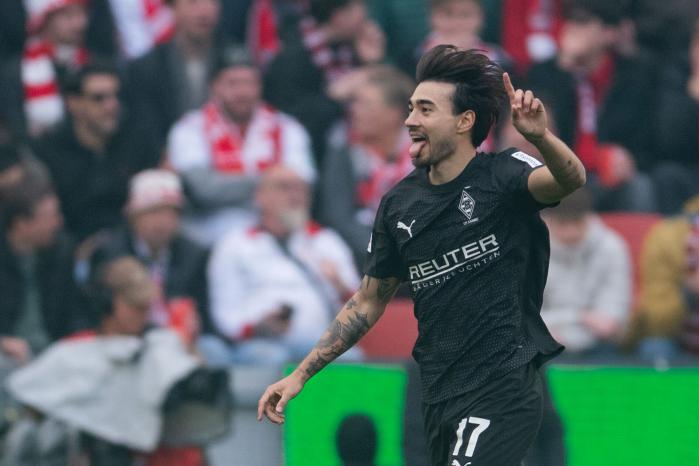 21일(한국시간) 독일 쾰른의 라인에네르기 경기장에서 열린 보루시아 묀헨글라트바흐와 쾰른전에서 옌스 카스트로프가 생애 첫 멀티골을 쏘아 올린 후 기뻐하고 있다. AP·연합뉴스