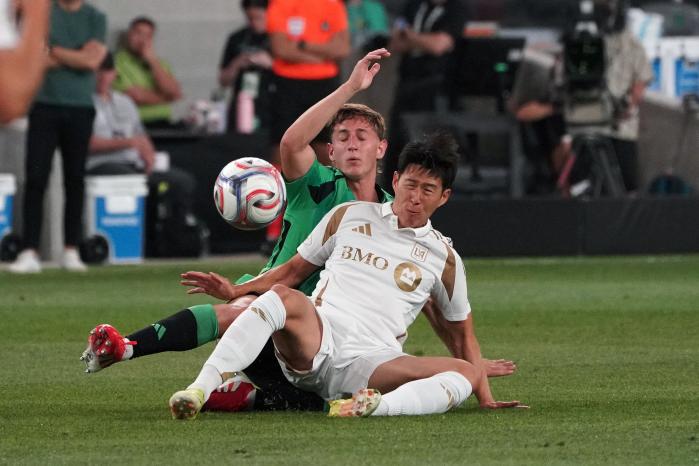 22일(한국시간) 미국 텍사스주 오스틴의 Q2 스타디움에서 열린 2026 메이저리그사커(MLS) 5라운드 LAFC 원정 경기에서 손흥민은 풀타임으로 그라운드을 누볐지만 득점에 성공하지는 못했다. LAFC 손흥민이 볼 경합 중 상대 선수와 충돌하고 괴로워하는 모습. 로이터·연합뉴스