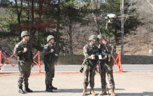 육군55보병사단 용성여단이 지난 9일부터 20일까지 시행한 전반기 예비군 작계훈련에서 지역예비군들이 드론을 조종하고 있다. 부대 제공