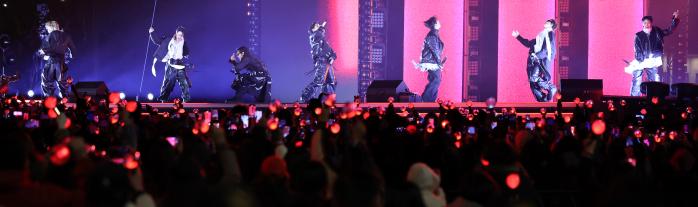 그룹 방탄소년단(BTS)이 지난 21일 서울 광화문광장에서 ‘BTS 컴백 라이브: 아리랑’ 공연을 하고 있다. 연합뉴스