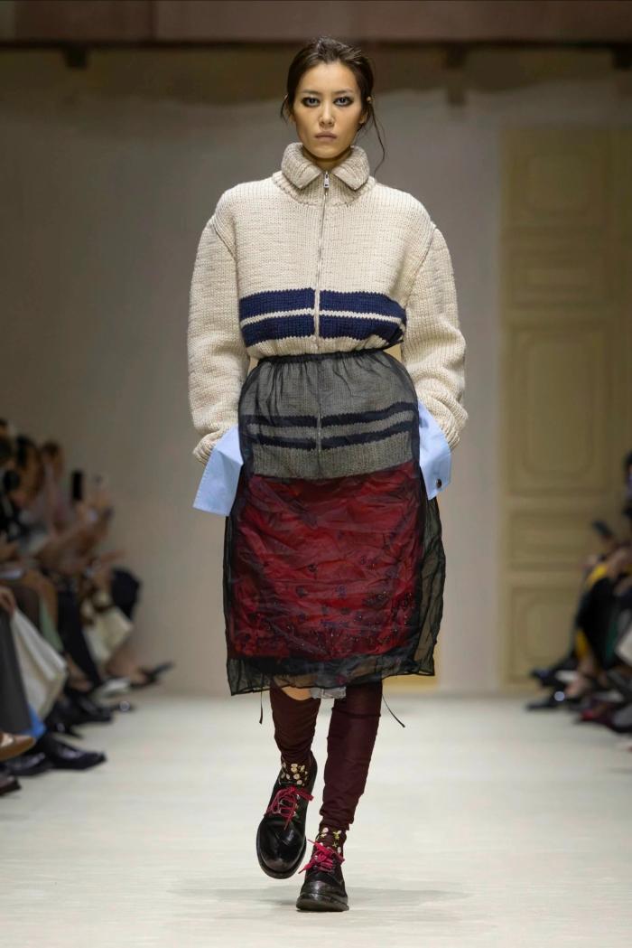 2026 FW 프라다 컬렉션에서 안팎을 바꾼 듯한 독특한 레이어링을 한 모델이 워킹하고 있다. 프라다 제공