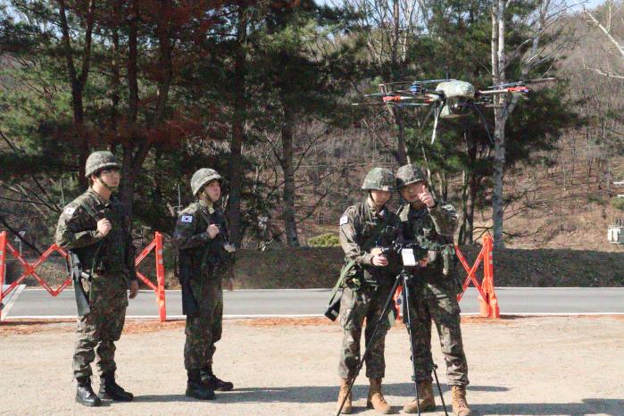 육군55보병사단 용성여단이 지난 9일부터 20일까지 시행한 전반기 예비군 작계훈련에서 지역예비군들이 드론을 조종하고 있다. 부대 제공