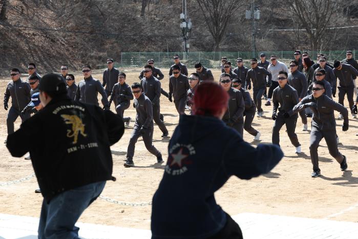 김포대학교 강사들이 ‘리듬 기반 힙합 피트니스’ 프로그램을 선보이고 있다.