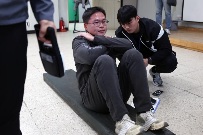 근지구력을 측정받는 장병.