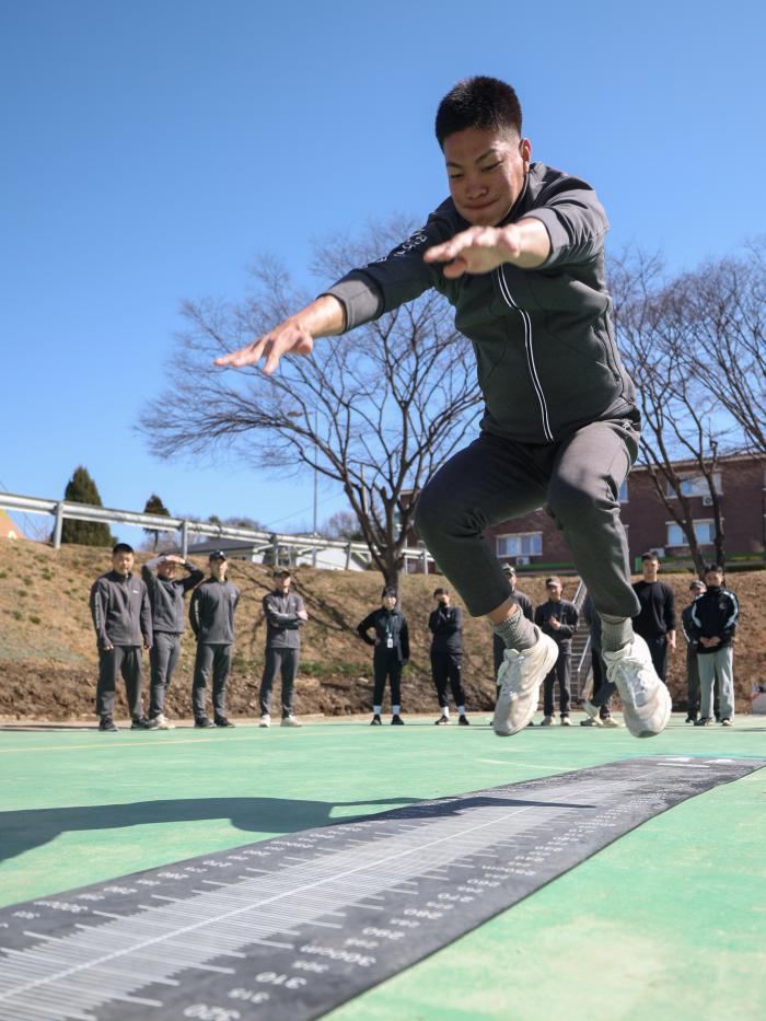 지난 19일 육군수도포병여단에서 최신 운동 추세를 반영한 ‘MZ세대’ 맞춤형 체력단련이 진행돼 한 장병이 운동처방사 지도 아래 순발력을 측정하고 있다.