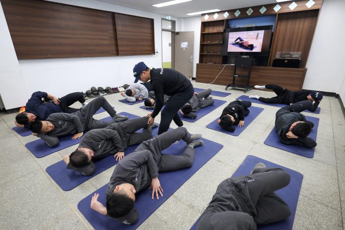 필라테스를 하고 있는 장병들.