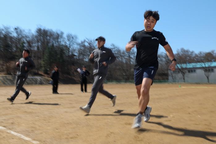 본지 박성준 기자가 셔틀런(왕복달리기)에 도전하고 있다.