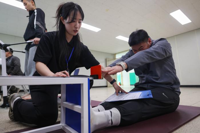 한 장병이 유연성을 측정하고 있다.