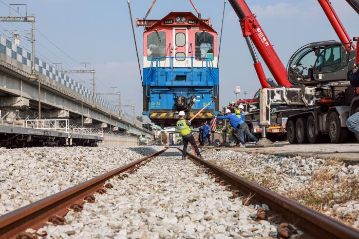 국군수송사령부는 군 기관차를 정부로부터 양도받아 군 기관사·기관차·화차를 운용하는 독자적 철도수송 체계를 구축하겠다는 구상이다. 사진은 2023년 경기 남양주시 ‘갈매 군 전용철도훈련장’에서 철도차량 전환훈련을 하는 국수사 장병들. 국방일보 DB