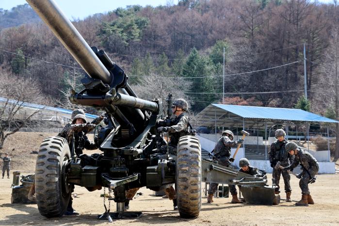 육군75보병사단 포술경연대회에서 현역과 상비예비군이 포술 운용 역량을 발휘하고 있다. 부대 제공