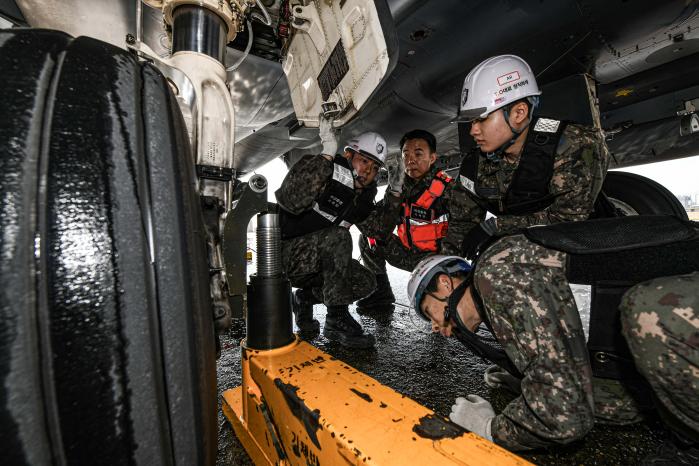공군11전투비행단이 23일 진행한 활주로 폐쇄 시 처리절차 및 지상구조반 대기태세 훈련에서 항공기체반이 항공기 타이어를 교체하고 있다. 사진 제공=오은영 중사