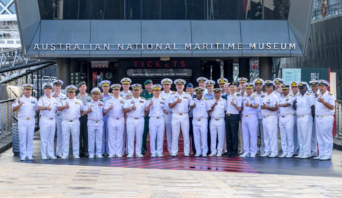 22일 호주 시드니에서 개최된 ‘호주 국제관함식 함대사령관 콘퍼런스’에서 김인호(앞줄 왼쪽 일곱째) 기동함대사령관 크리스토퍼 스미스(앞줄 왼쪽 여덟째) 호주 해군 함대사령관 등 참가국 해군 지휘관들이 기념촬영을 하고 있다. 부대 제공