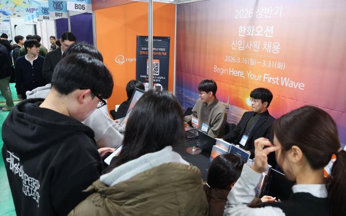 지난 3일 서울 관악구 서울대에서 열린 2026 상반기 서울대 이공계 채용박람회에서 학생들이 기업체 담당자들과 상담하고 있다. 연합뉴스