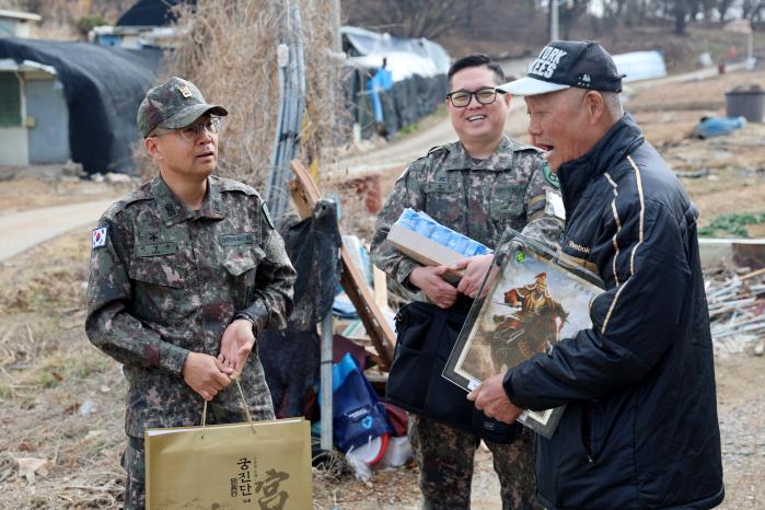 육군60보병사단 부사관단이 지난 20일 경기 고양시 덕양구에 거주하는 베트남 참전용사에게 위문품을 전달하고 있다. 부대 제공