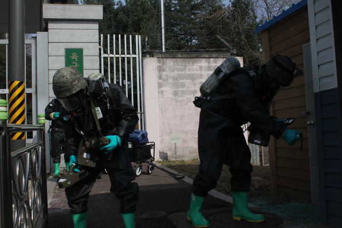 육군7기동군단 화생방대대 화생방신속대응팀 장병들이 23일 ‘군사시설 합동 화생방테러 대응훈련’ 중 오염지역 탐지를 하고 있다. 부대 제공