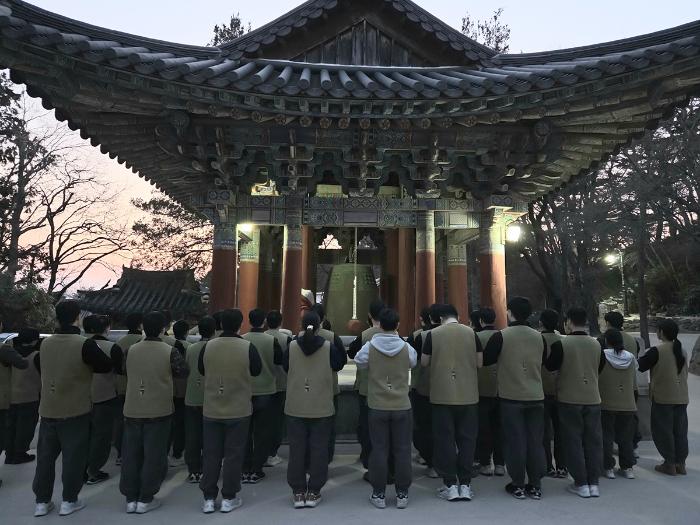 해군항공사령부 장병들이 경주 불국사에서 템플스테이 프로그램에 참여하고 있다. 부대 제공