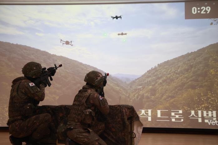 육군12보병사단 대곡리대대 장병들이 AI 영상을 활용한 소부대 전술훈련 교육을 받고 있다. 부대 제공