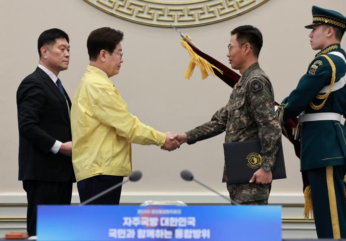 이재명 대통령이 23일 청와대 영빈관에서 열린 제59차 중앙통합방위회의에서 이동식 육군36보병사단장에게 대통령 단체표창을 수여한 뒤 악수하고 있다. 연합뉴스