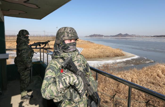 시간외근무수당 ‘월 100시간 상한 규정’이 없어지면서 최전방 감시초소(GP) 근무자는 월 200시간, 일반전초(GOP) 및 해·강안, 함정·항공 부대 근무자는 월 150시간까지 확대된 초과근무 상한을 적용받게 됐다. 해병대2사단 장병들이 경기 김포시 한 초소에서 한강하구 중립수역을 주시하며 경계하고 있다. 국방일보 DB