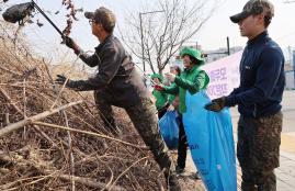 육군수도기계화보병사단 번개여단 장병들이 24일 경기 포천시 일동면 일대에서 봄맞이 &lsquo;지역사랑 국토 대청결 활동&rsquo;을 펼치고 있다. 부대 제공