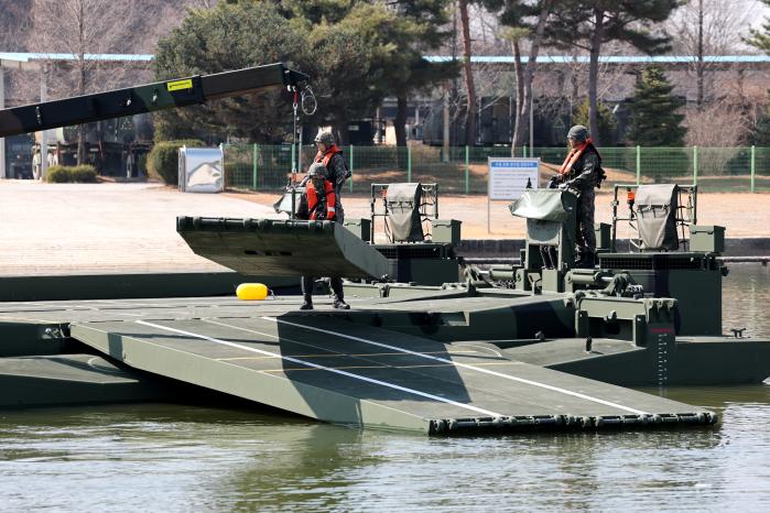 램프 설치 : 수룡 운용 장병들이 크레인 등을 이용해 기동장비의 진·출입로인 램프를 설치하고 있다.