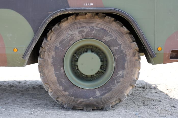 중앙타이어공기압조절장치(CTIS) : 지형에 맞춰 타이어 공기압을 높이거나 낮춰 접지 면적을 조절