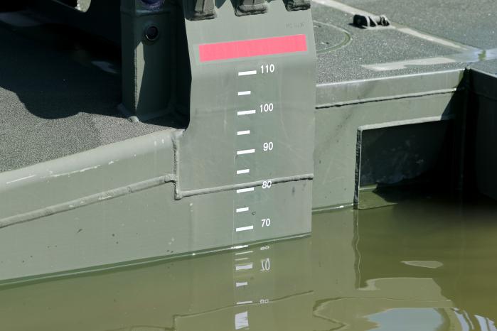 흘수선 : 수룡이 수상에서 부력 균형을 이루는지 판단하기 위한 기준선