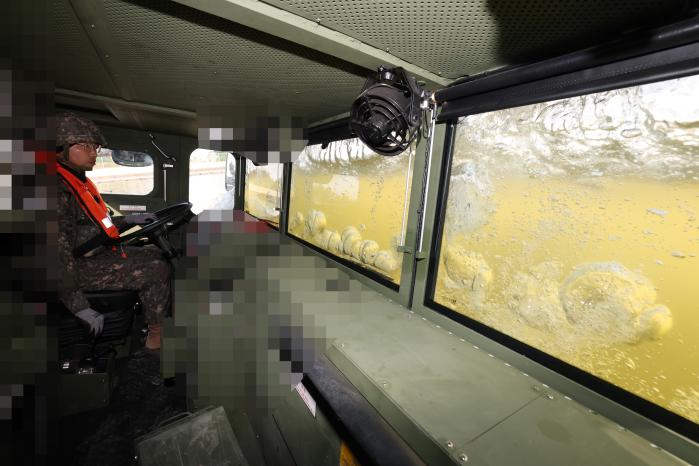 수상 진입 : 지상에서 도하작전을 위해 수상으로 들어가는 순간 운전석 유리의 절반이 물에 잠기고 있다.